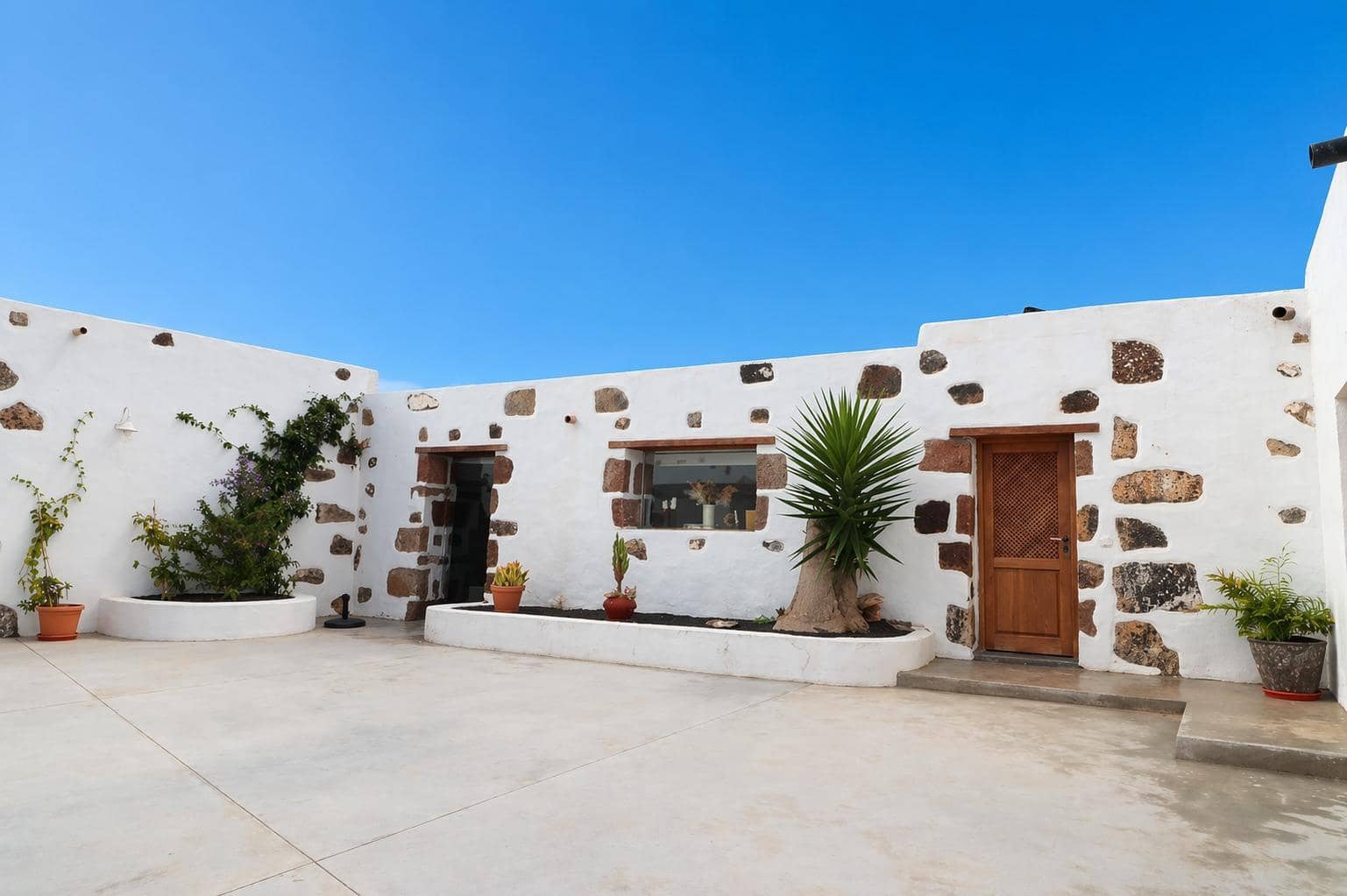 4 bedroom Finca/Country House for sale in Yaiza with garage - € 565,000 (Ref: 9695311)
