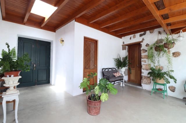 4 bedroom Finca/Country House for sale in Yaiza with garage - € 565,000 (Ref: 9695311)