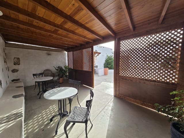 4 soveværelse Finca/Landehus til salg i Yaiza med garage - € 549.000 (Ref: 9695311)