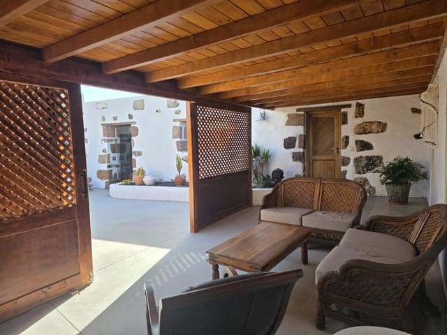 4 soveværelse Finca/Landehus til salg i Yaiza med garage - € 549.000 (Ref: 9695311)