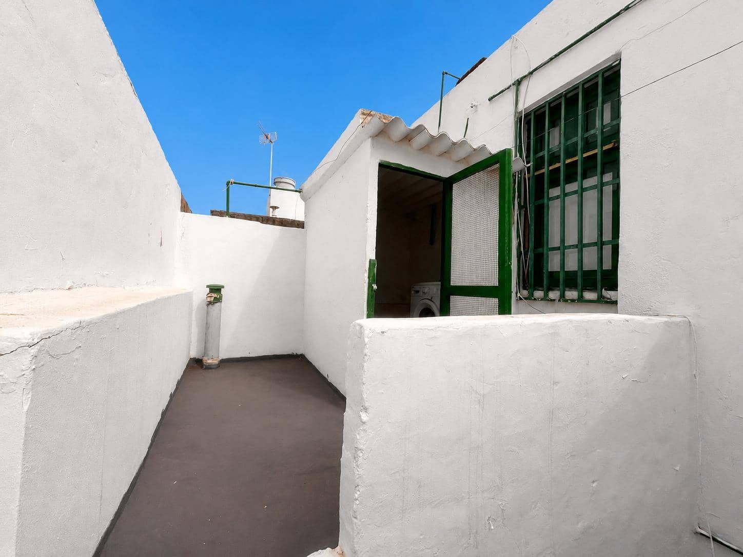 3 bedroom Apartment for sale in Arrecife - € 180,000 (Ref: 9811561)
