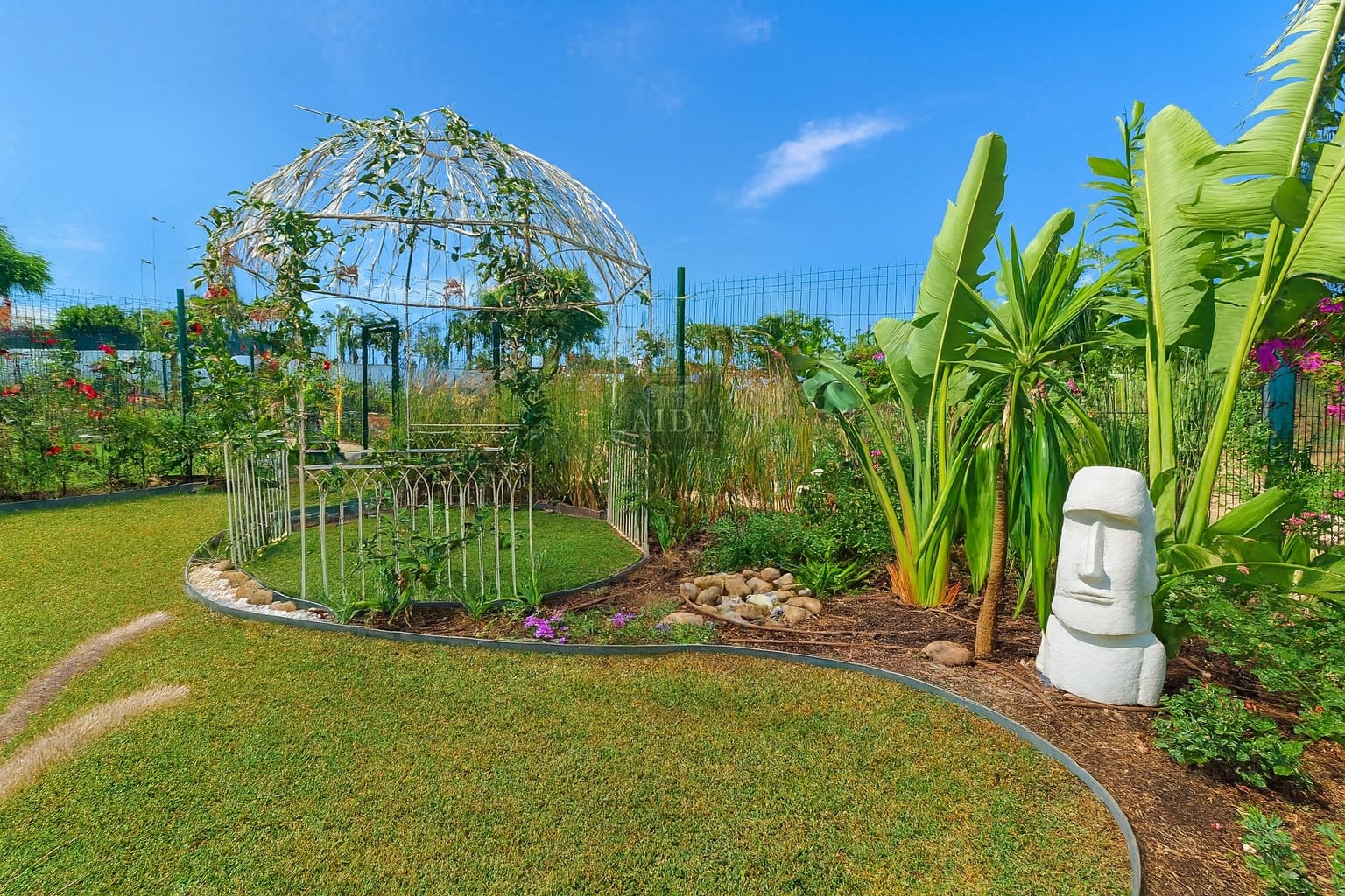 2 soverom Leilighet til leie i New Golden Mile med svømmebasseng garasje - € 2 200 (Ref: 9357812)