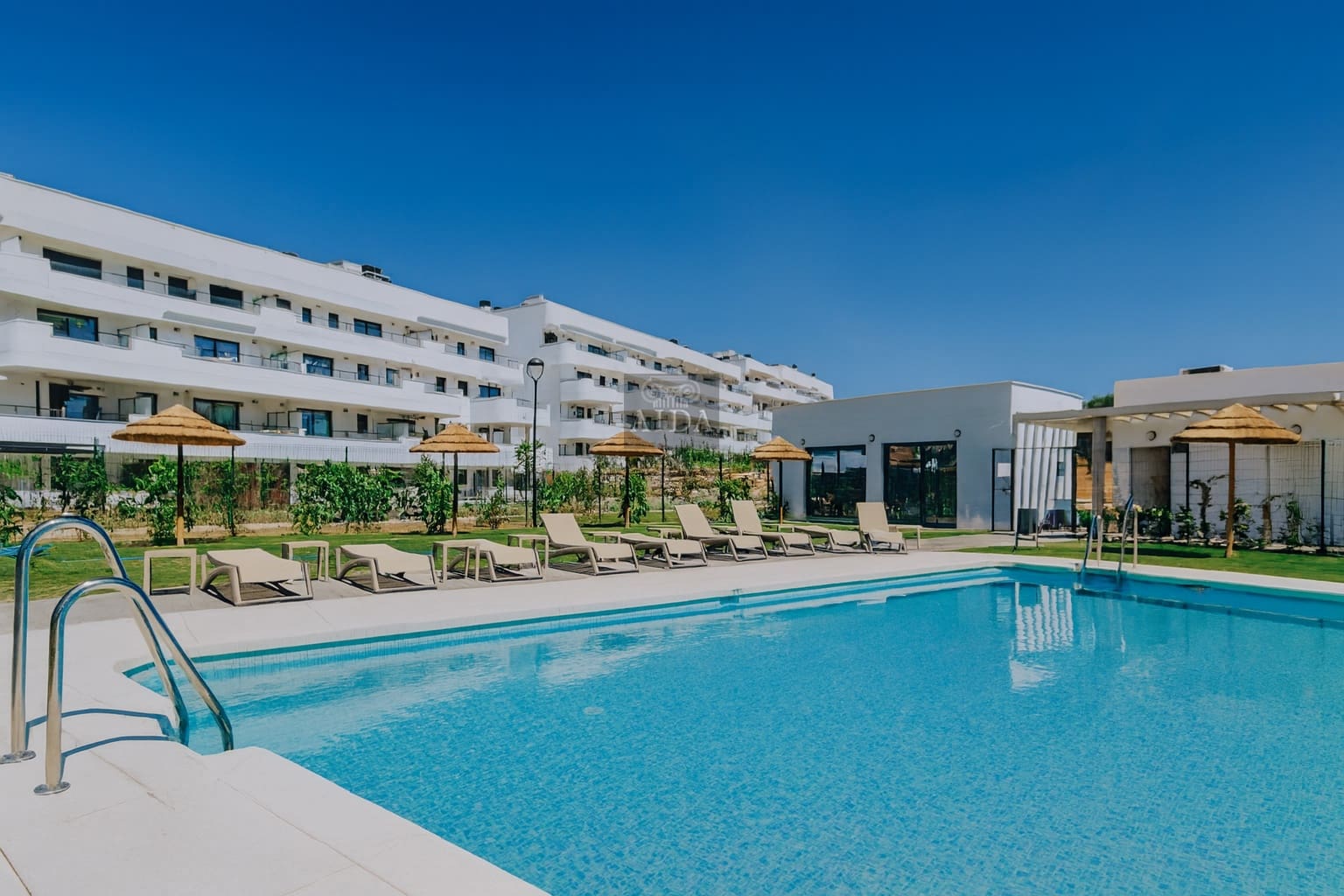 2 soverom Leilighet til salgs i New Golden Mile med svømmebasseng garasje - € 450 000 (Ref: 9460817)