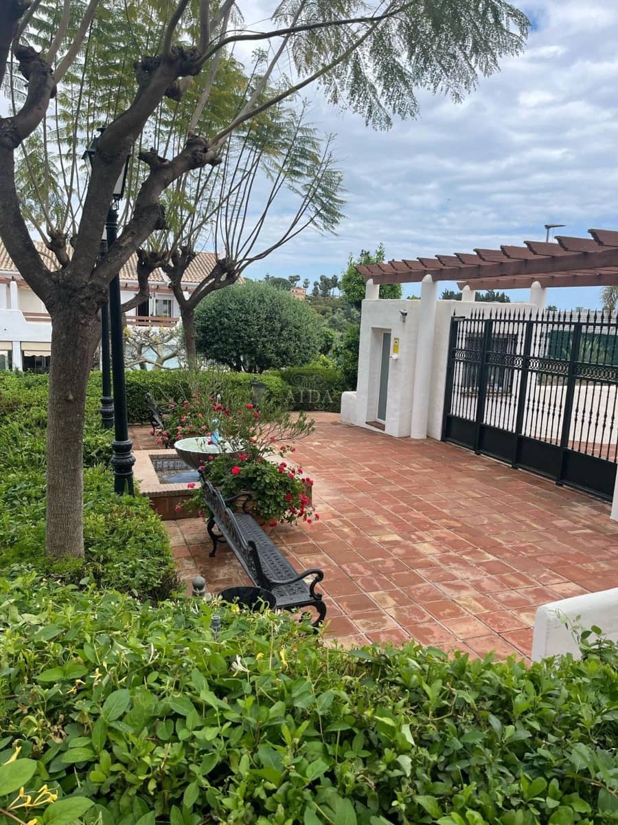 2 soveværelse Lejlighed til salg i New Golden Mile med swimmingpool garage - € 349.000 (Ref: 9564029)