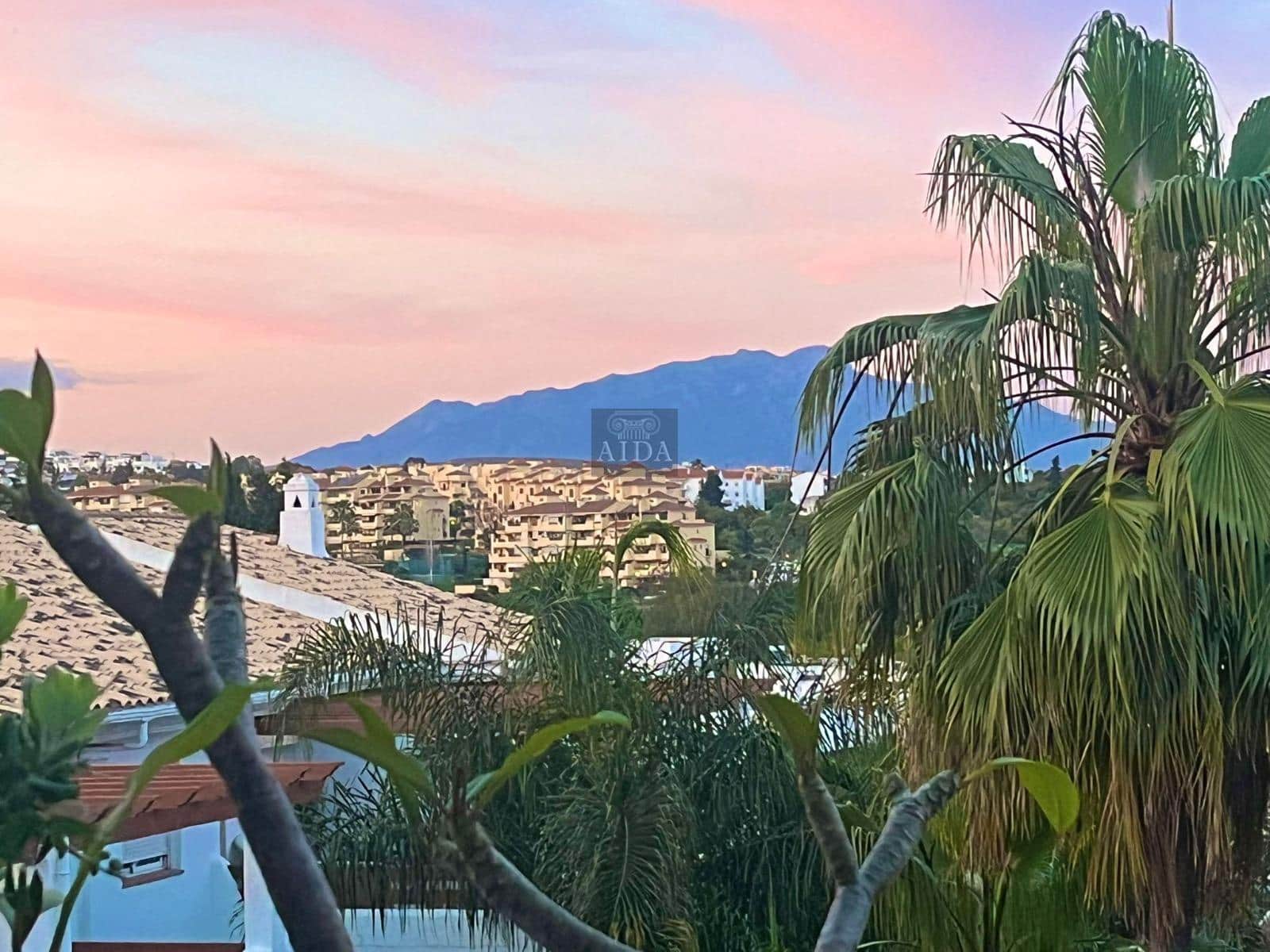 2 soveværelse Lejlighed til salg i New Golden Mile med swimmingpool garage - € 349.000 (Ref: 9564029)