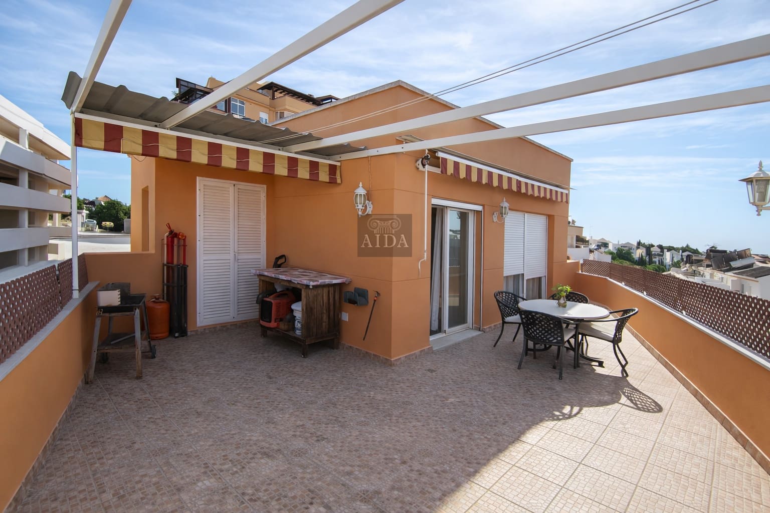 4 quarto Penthouse para venda em Estepona com garagem - 689 000 € (Ref: 9610580)