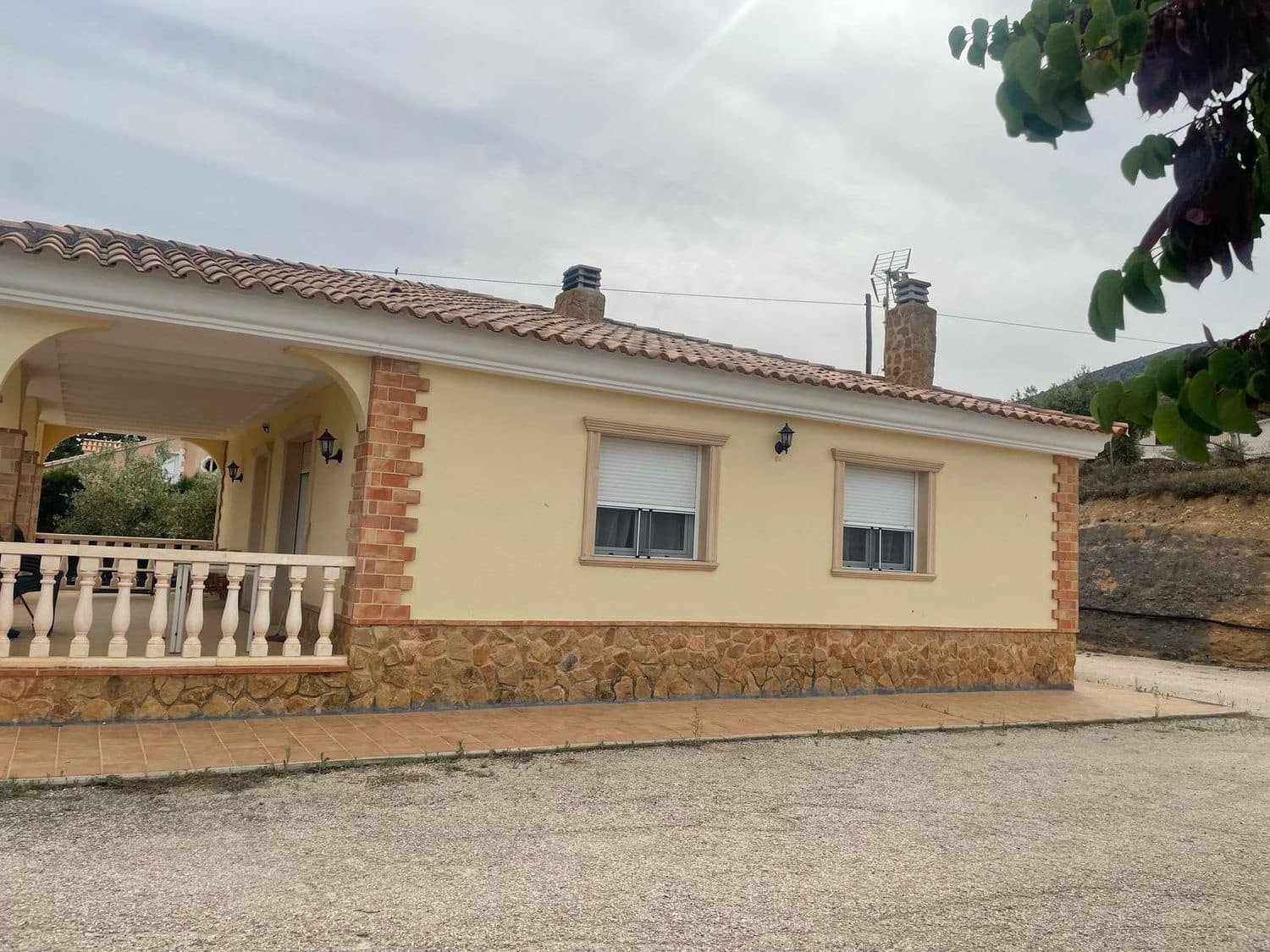 3 soveværelse Villa til salg i Onil med swimmingpool garage - € 370.000 (Ref: 9823228)