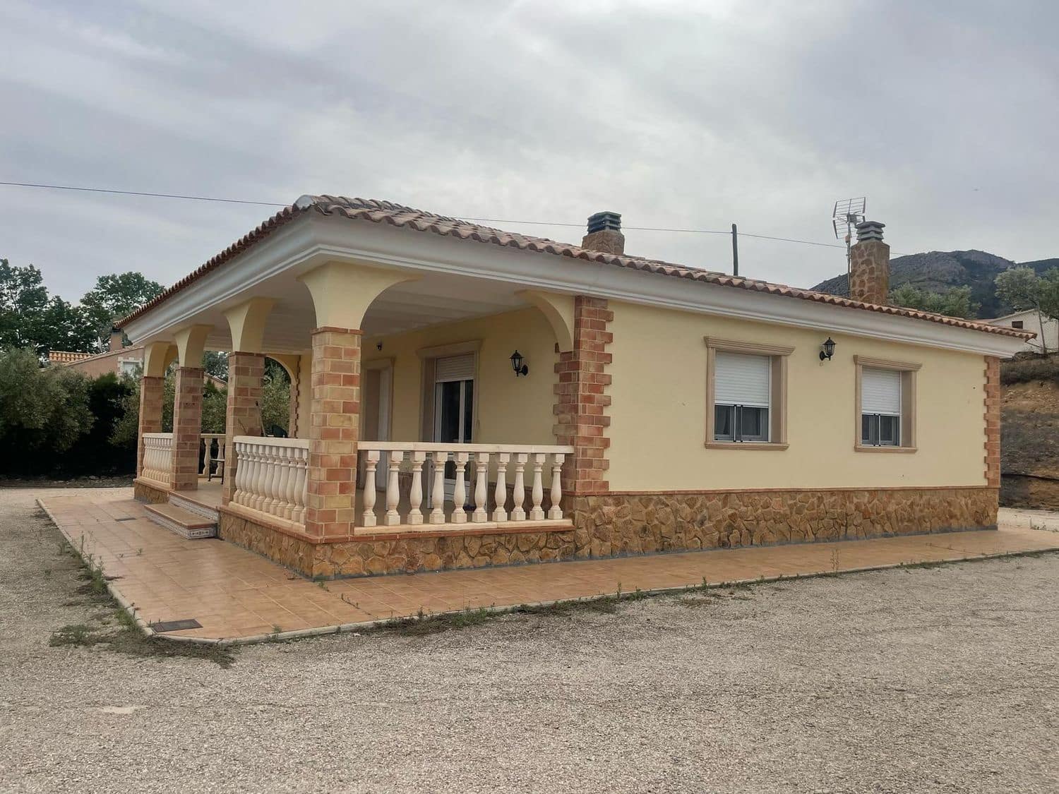 3 soveværelse Villa til salg i Onil med swimmingpool garage - € 370.000 (Ref: 9823228)