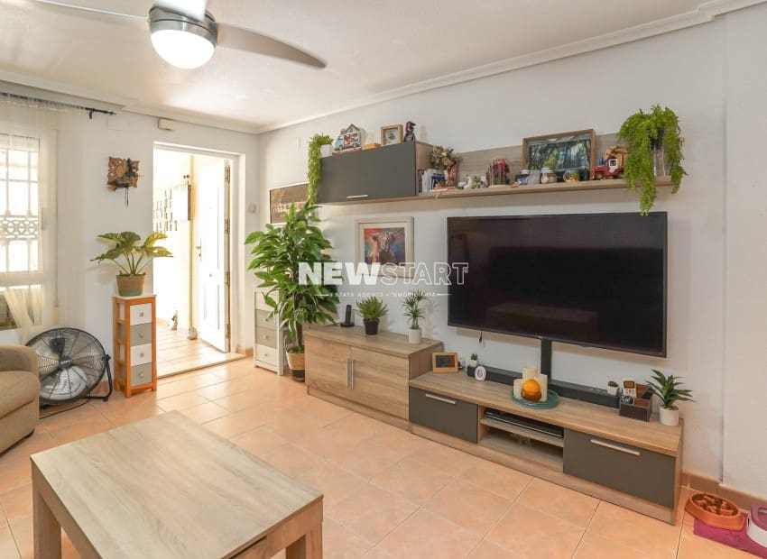 3 makuuhuone Omakotitalo myytävänä paikassa Guardamar del Segura mukana uima-altaan 
autotalli - 235 000 € (Ref: 10043480)