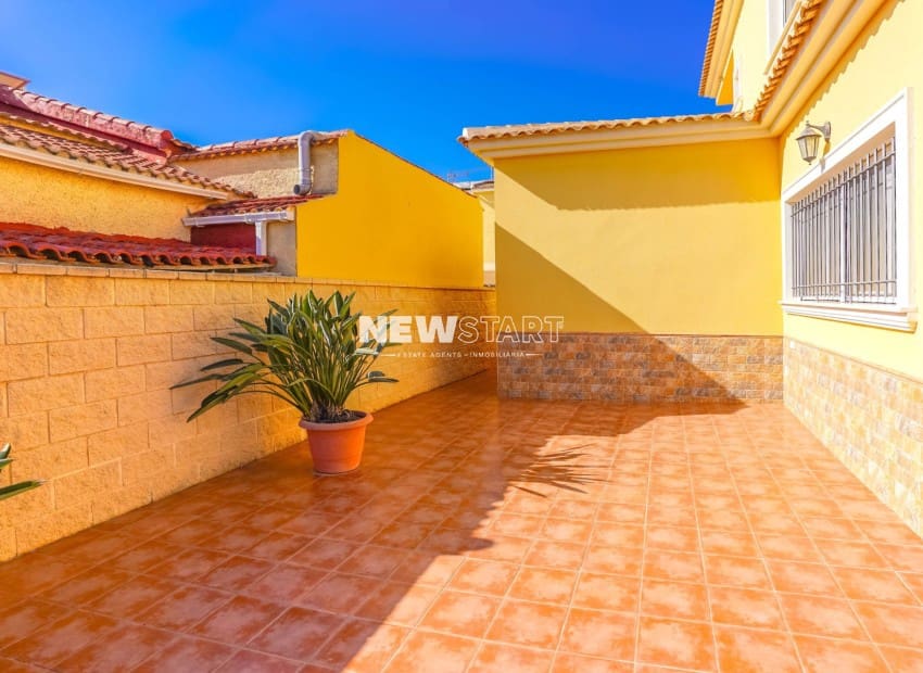 3 bedroom Villa for sale in San Fulgencio with pool garage - € 385,000 (Ref: 10158327)