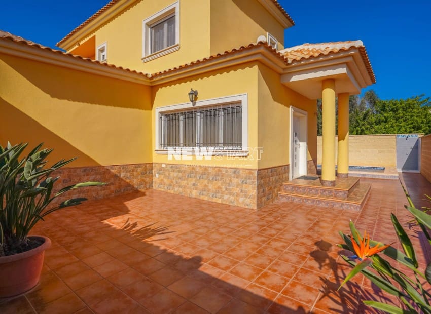 3 bedroom Villa for sale in San Fulgencio with pool garage - € 385,000 (Ref: 10158327)