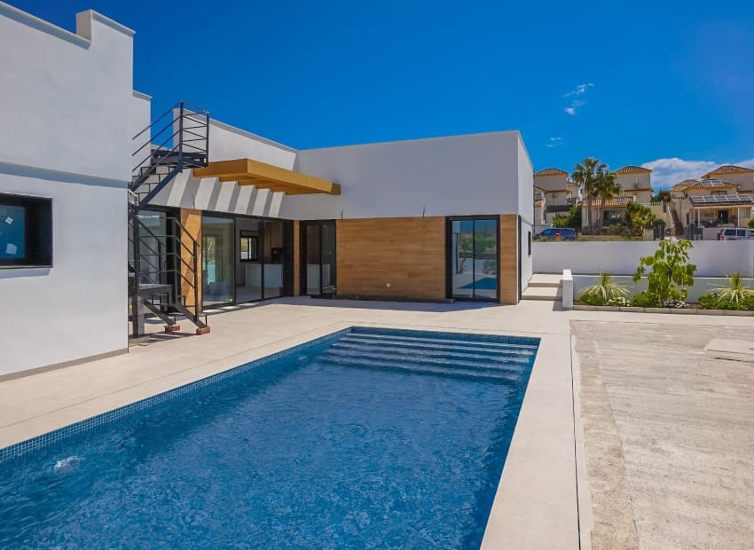 Chalet de 3 habitaciones en San Fulgencio en venta con piscina - 677.000 € (Ref: 8832097)