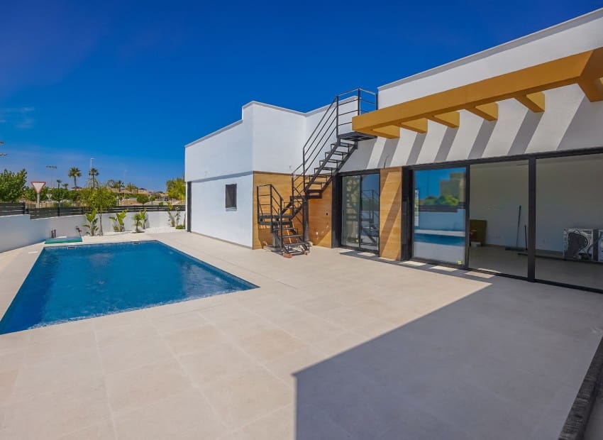 Chalet de 3 habitaciones en San Fulgencio en venta con piscina - 677.000 € (Ref: 8832097)