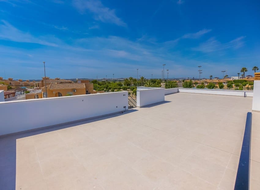 Chalet de 3 habitaciones en San Fulgencio en venta con piscina - 677.000 € (Ref: 8832097)