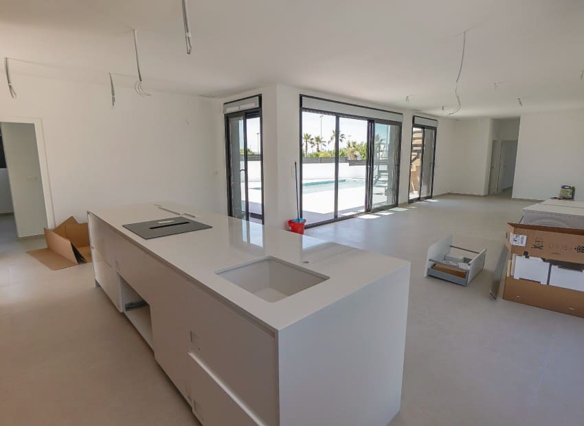 Chalet de 3 habitaciones en San Fulgencio en venta con piscina - 677.000 € (Ref: 8832097)