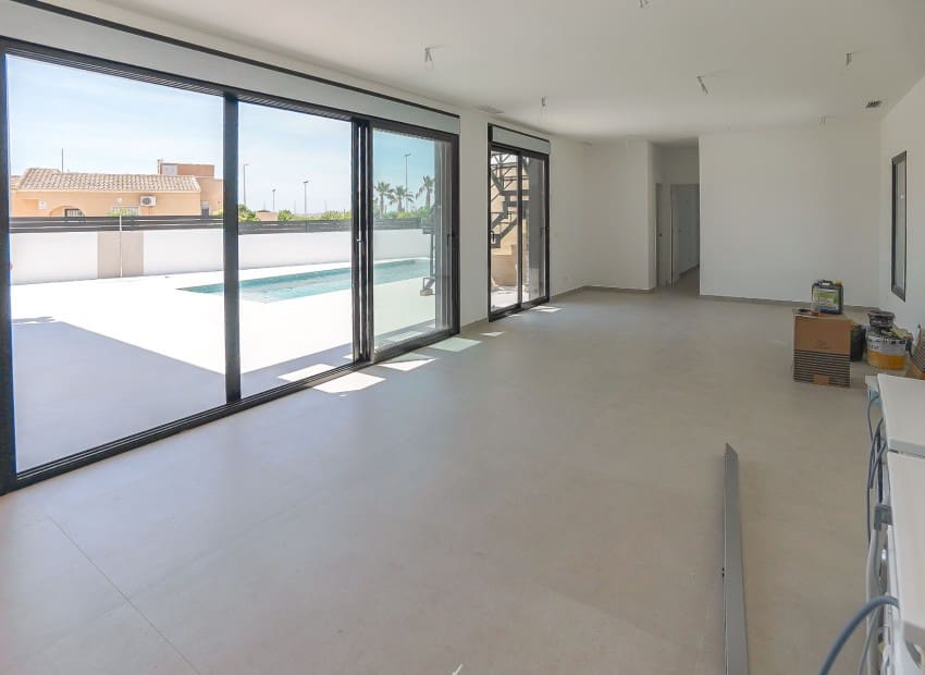 Chalet de 3 habitaciones en San Fulgencio en venta con piscina - 677.000 € (Ref: 8832097)