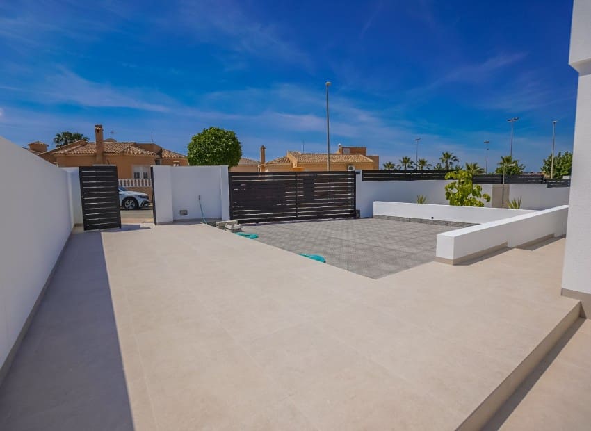 Chalet de 3 habitaciones en San Fulgencio en venta con piscina - 677.000 € (Ref: 8832097)