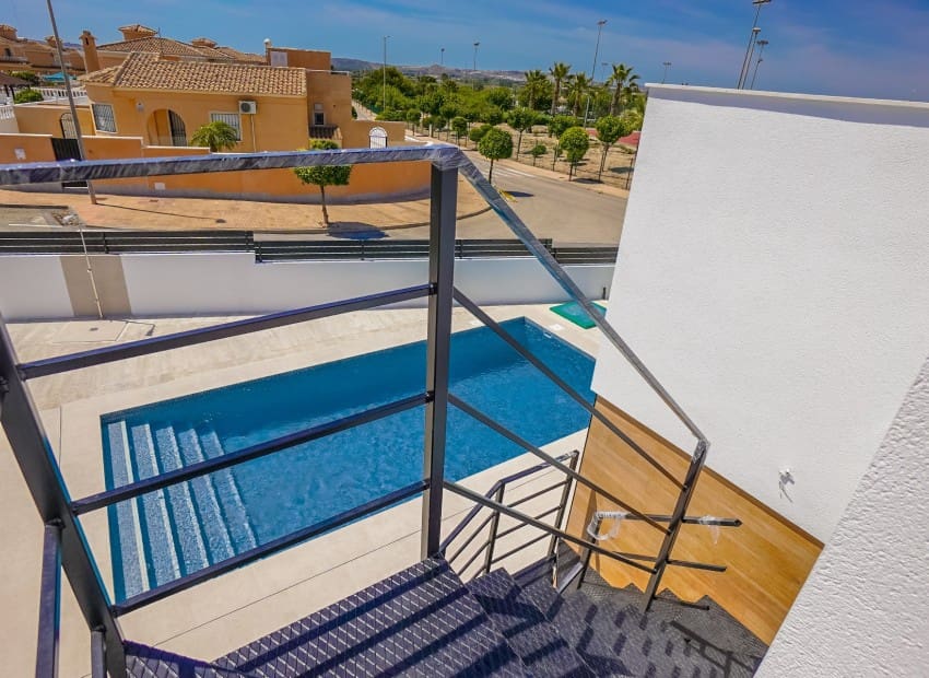 Chalet de 3 habitaciones en San Fulgencio en venta con piscina - 677.000 € (Ref: 8832097)