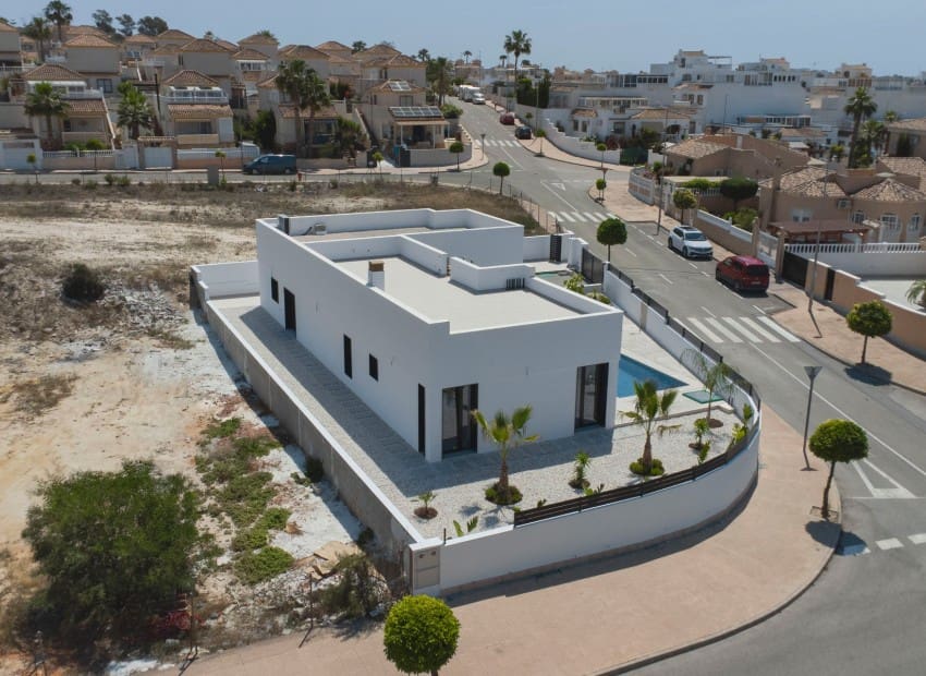 Chalet de 3 habitaciones en San Fulgencio en venta con piscina - 677.000 € (Ref: 8832097)