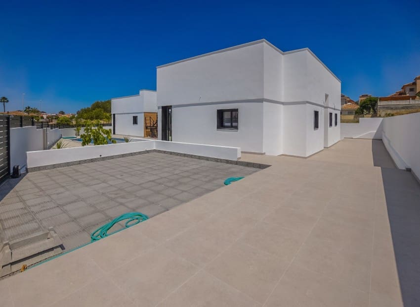 Chalet de 3 habitaciones en San Fulgencio en venta con piscina - 677.000 € (Ref: 8832097)