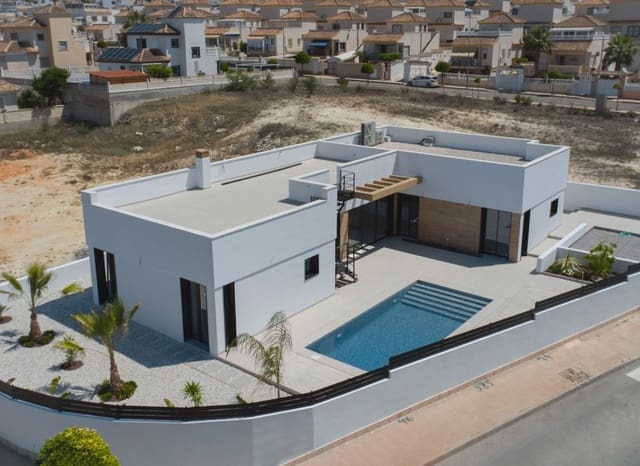 Chalet de 3 habitaciones en San Fulgencio en venta con piscina - 677.000 € (Ref: 8832097)