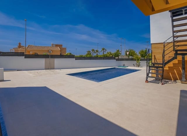 Chalet de 3 habitaciones en San Fulgencio en venta con piscina - 677.000 € (Ref: 8832097)