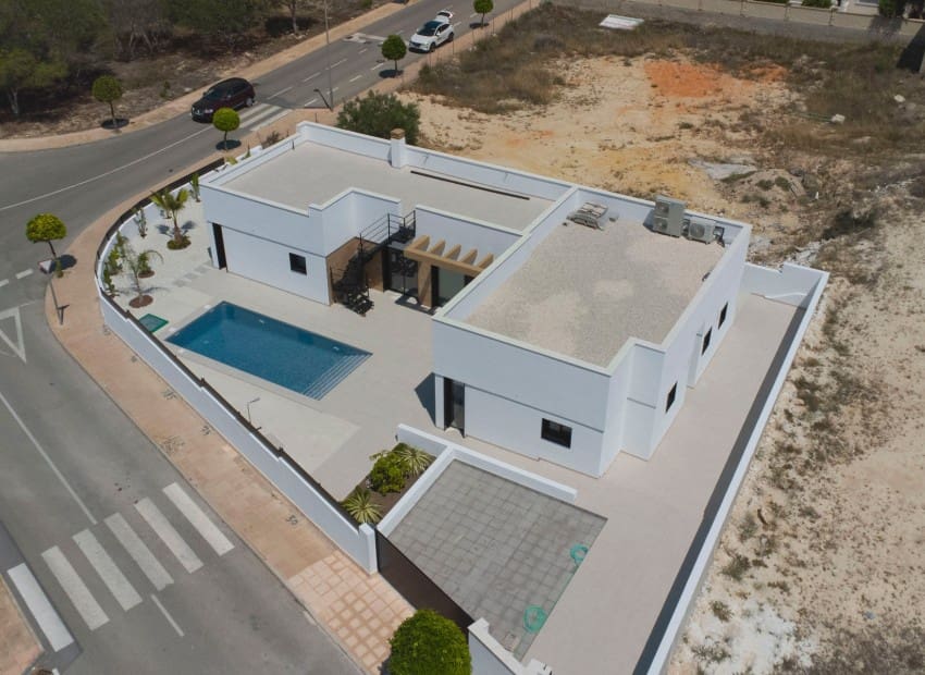 Chalet de 3 habitaciones en San Fulgencio en venta con piscina - 677.000 € (Ref: 8832097)