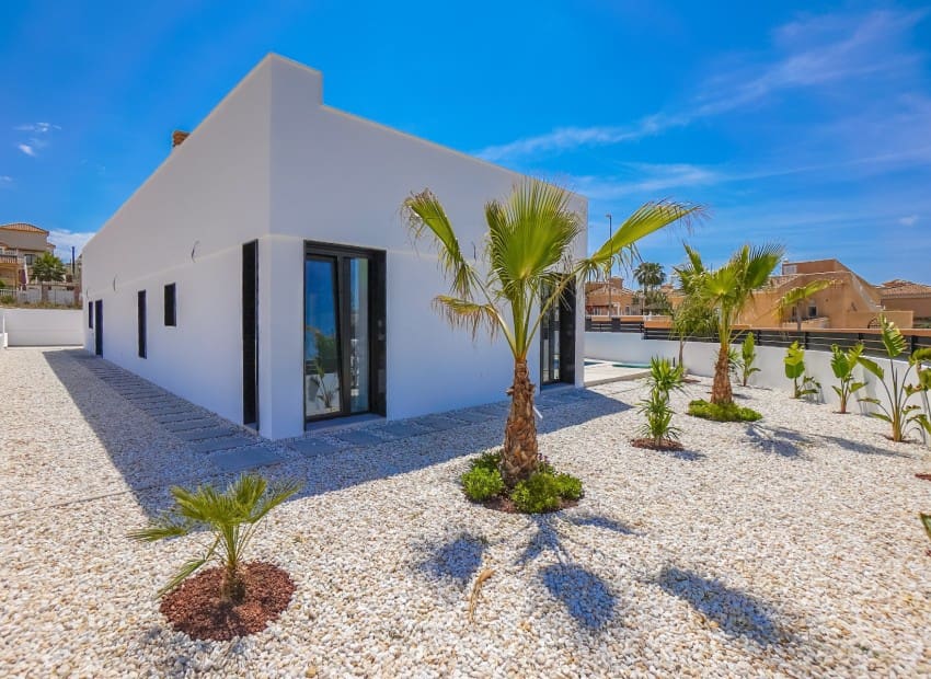 Chalet de 3 habitaciones en San Fulgencio en venta con piscina - 677.000 € (Ref: 8832097)