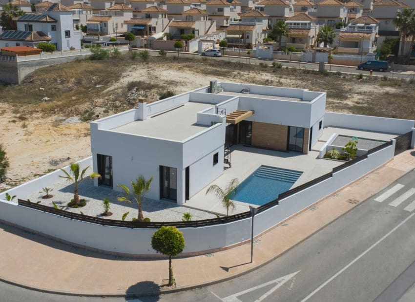 Chalet de 3 habitaciones en San Fulgencio en venta con piscina - 677.000 € (Ref: 8832097)