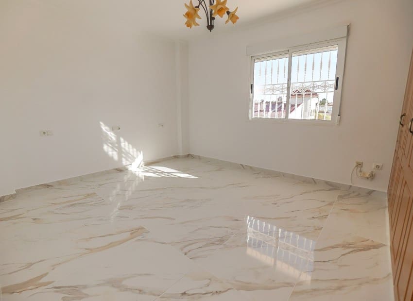 Chalet de 4 habitaciones en San Fulgencio en venta - 380.000 € (Ref: 8901432)