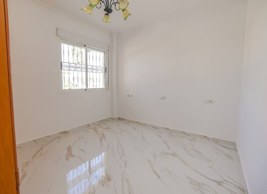 Chalet de 4 habitaciones en San Fulgencio en venta - 380.000 € (Ref: 8901432)