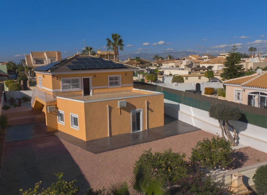 Chalet de 4 habitaciones en San Fulgencio en venta - 380.000 € (Ref: 8901432)