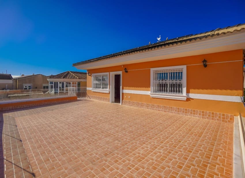 Chalet de 4 habitaciones en San Fulgencio en venta - 380.000 € (Ref: 8901432)