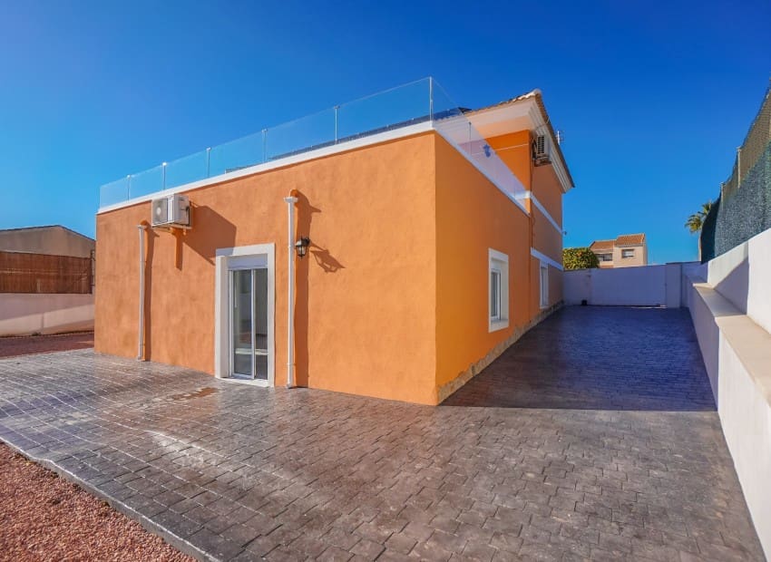 Chalet de 4 habitaciones en San Fulgencio en venta - 380.000 € (Ref: 8901432)