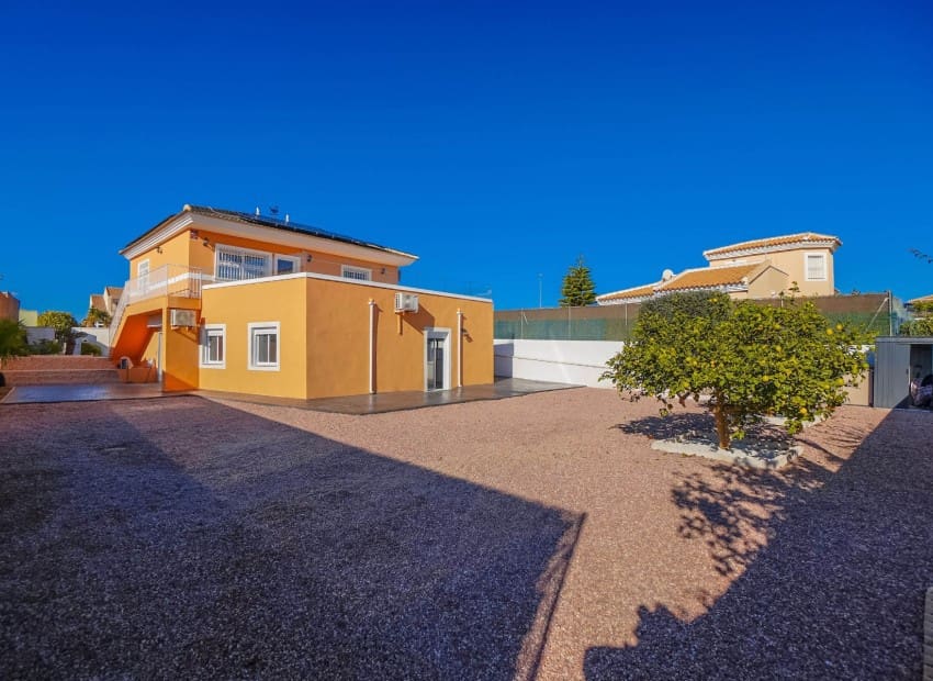 Chalet de 4 habitaciones en San Fulgencio en venta - 380.000 € (Ref: 8901432)