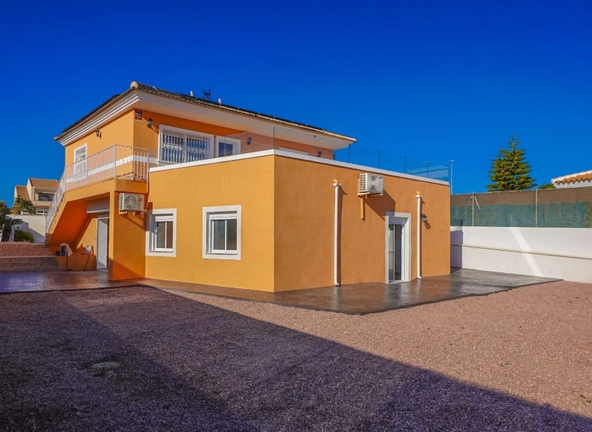 Chalet de 4 habitaciones en San Fulgencio en venta - 380.000 € (Ref: 8901432)