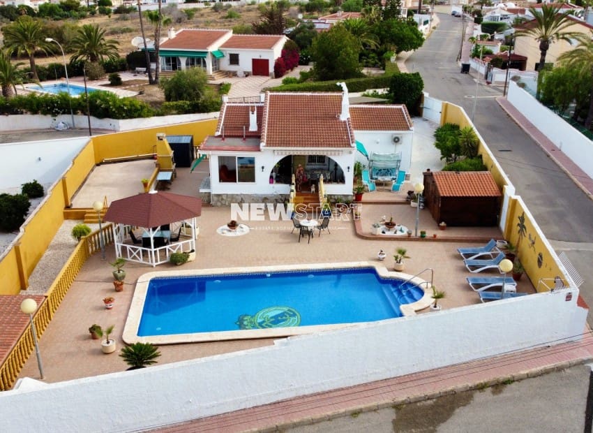 Chalet de 3 habitaciones en Ciudad Quesada en venta con piscina garaje - 399.000 € (Ref: 9237753)