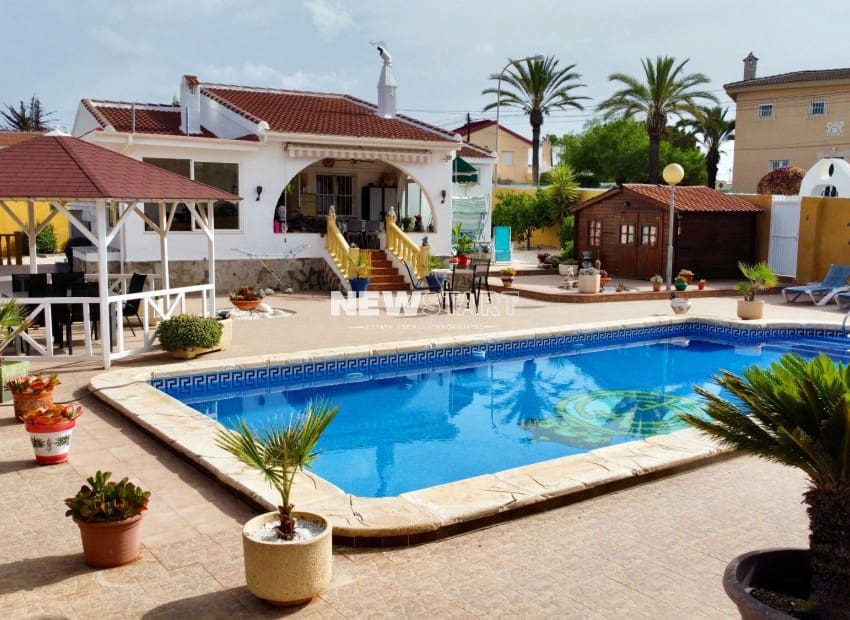 Chalet de 3 habitaciones en Ciudad Quesada en venta con piscina garaje - 399.000 € (Ref: 9237753)