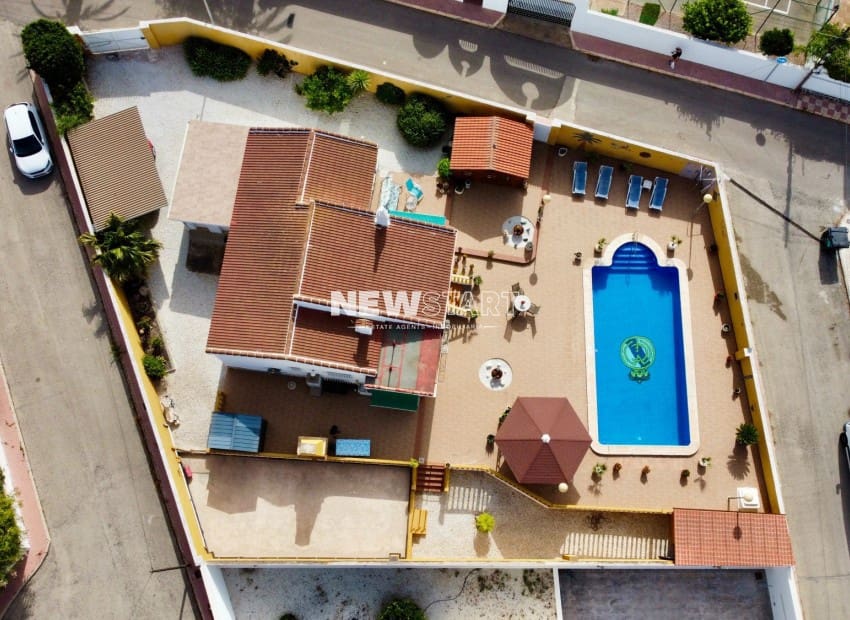 Chalet de 3 habitaciones en Ciudad Quesada en venta con piscina garaje - 399.000 € (Ref: 9237753)