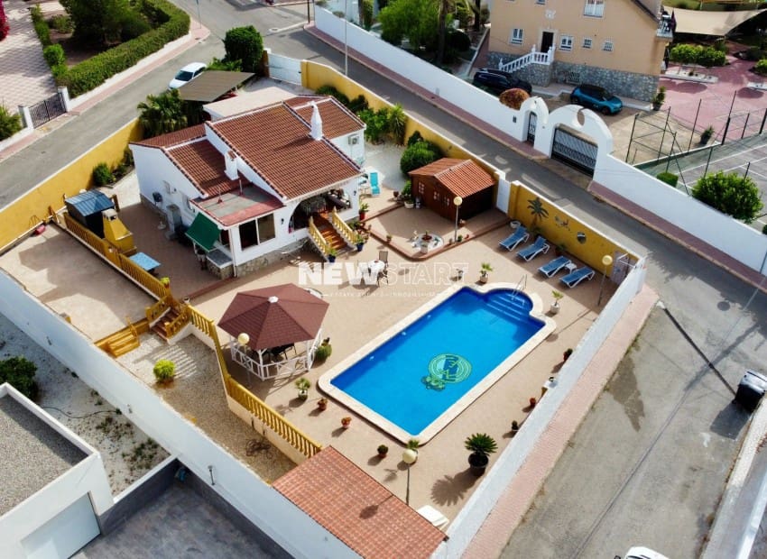 Chalet de 3 habitaciones en Ciudad Quesada en venta con piscina garaje - 399.000 € (Ref: 9237753)