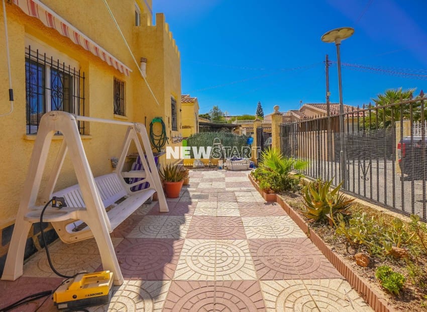 3 bedroom Villa for sale in San Fulgencio with pool - € 185,000 (Ref: 9238842)