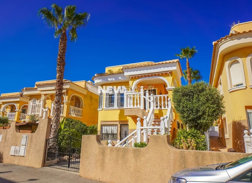 4 bedroom Villa for sale in La Marina with pool - € 229,500 (Ref: 9270258)