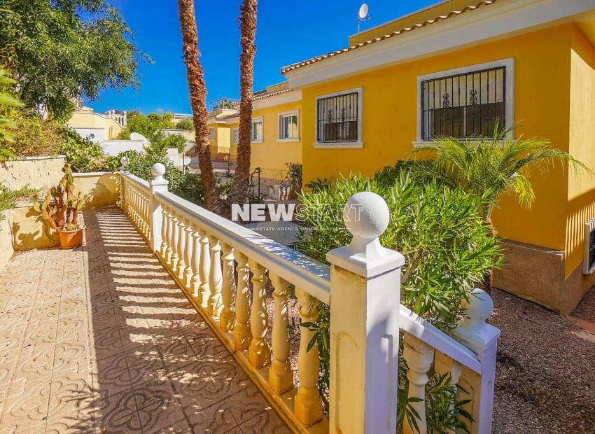 4 bedroom Villa for sale in La Marina with pool - € 229,500 (Ref: 9270258)