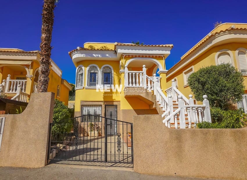 4 bedroom Villa for sale in La Marina with pool - € 229,500 (Ref: 9270258)