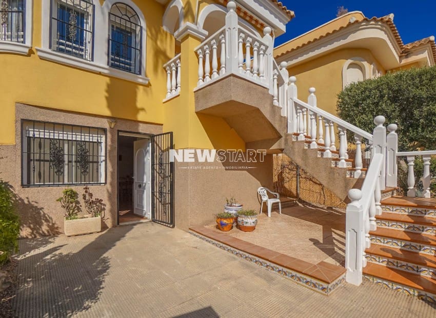 4 bedroom Villa for sale in La Marina with pool - € 229,500 (Ref: 9270258)