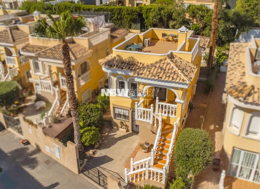 4 bedroom Villa for sale in La Marina with pool - € 229,500 (Ref: 9270258)