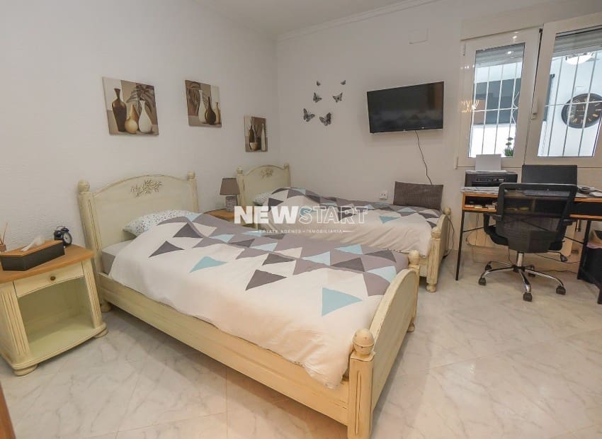 Chalet de 3 habitaciones en San Fulgencio en venta con piscina garaje - 595.000 € (Ref: 9388491)