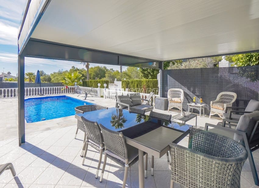 Chalet de 3 habitaciones en San Fulgencio en venta con piscina garaje - 595.000 € (Ref: 9388491)