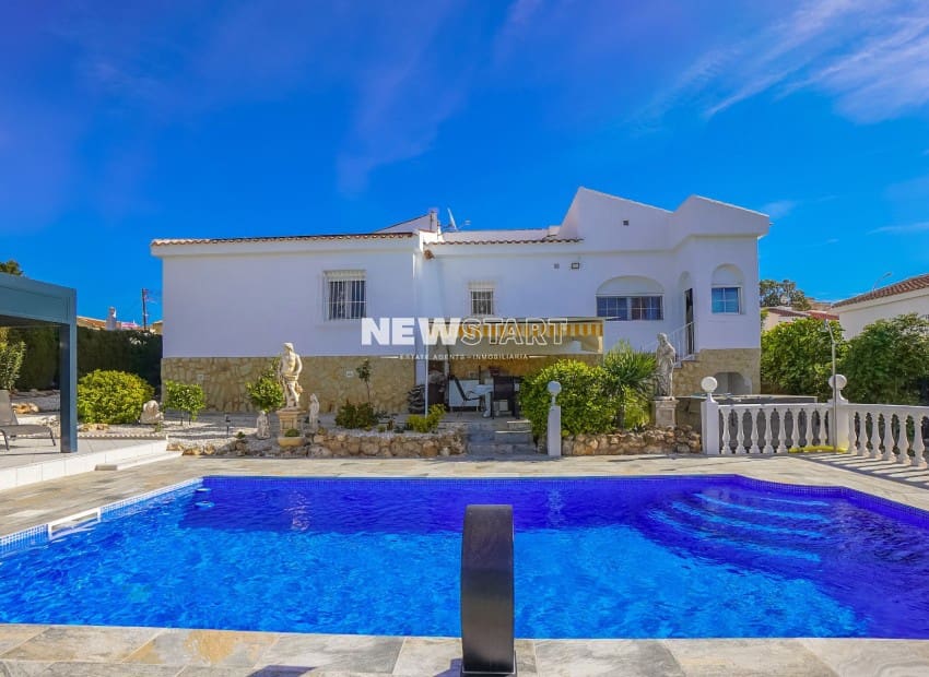 Chalet de 3 habitaciones en San Fulgencio en venta con piscina garaje - 595.000 € (Ref: 9388491)