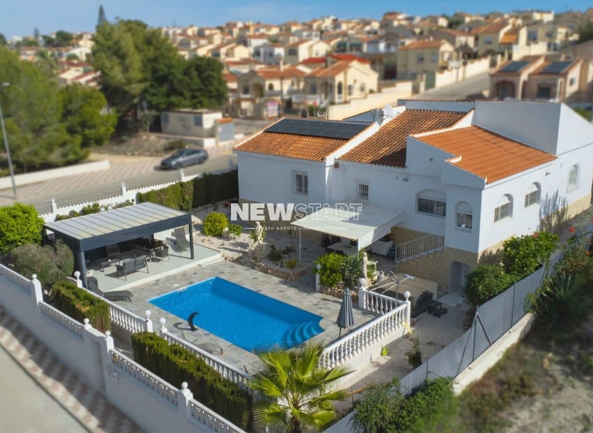 Chalet de 3 habitaciones en San Fulgencio en venta con piscina garaje - 595.000 € (Ref: 9388491)